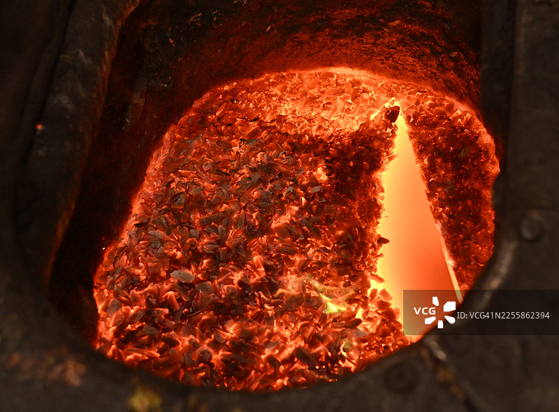 熔炉中的熔融铜图片素材