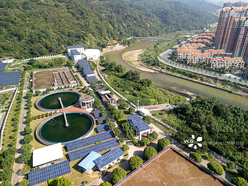 太阳能电池板和水处理厂的鸟瞰图图片素材