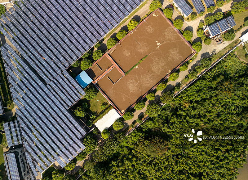 污水处理厂太阳能电池板和绿植的鸟瞰图图片素材