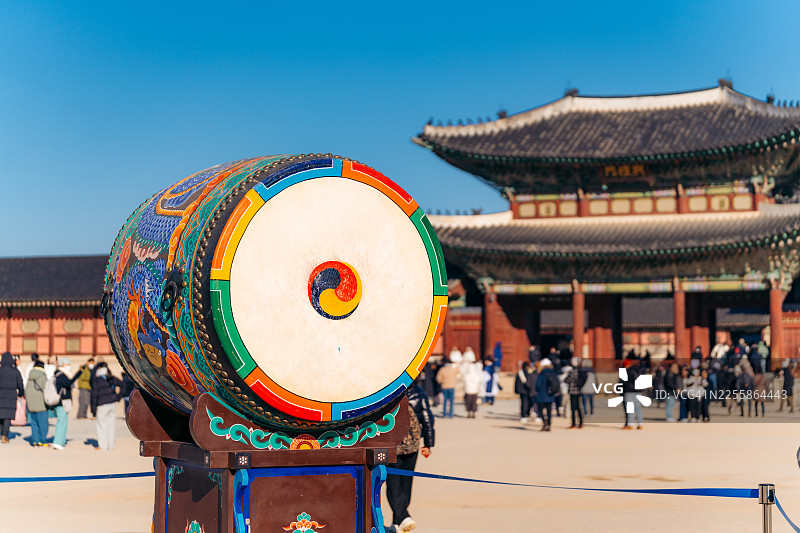 首尔景福宫的彩色传统韩式鼓图片素材