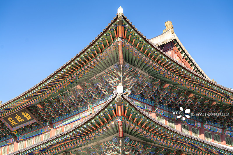 首尔传统韩式宫殿屋顶上的丹青纹样图片素材