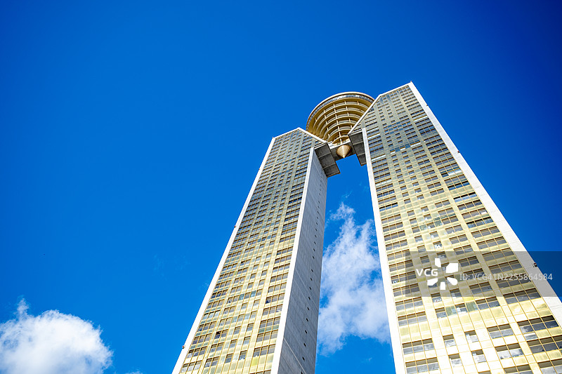 西班牙贝尼多姆，从下方仰视因坦波双塔，天空晴朗，云朵朵朵图片素材