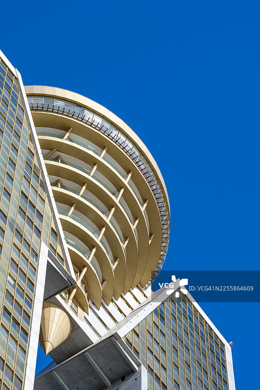 西班牙贝尼多姆，Intempo大楼及其上层结构的仰视低角度视角，拥有强烈的垂直线条图片素材