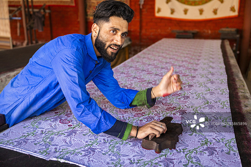 印度斋普尔的版画工匠正在工作图片素材