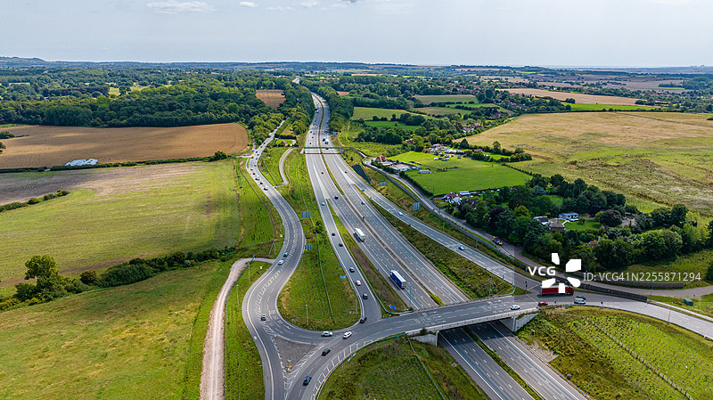上方是高速公路的环形交叉路口图片素材