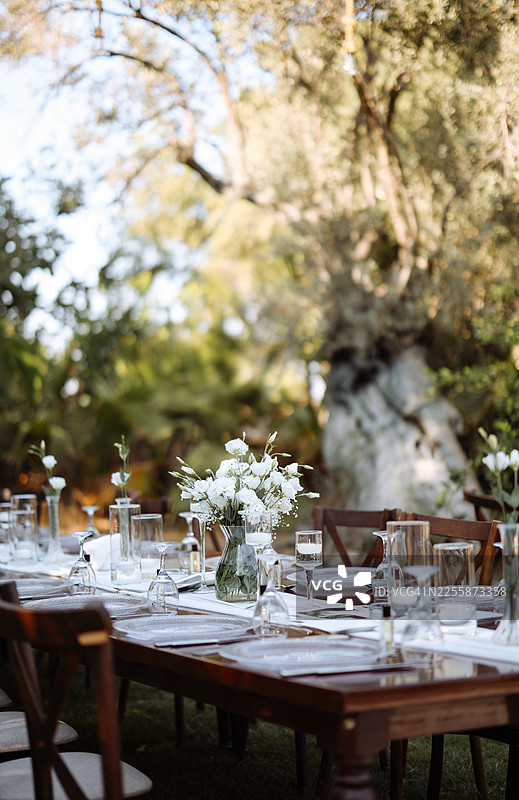 活动派对或婚礼招待会的餐桌布置图片素材