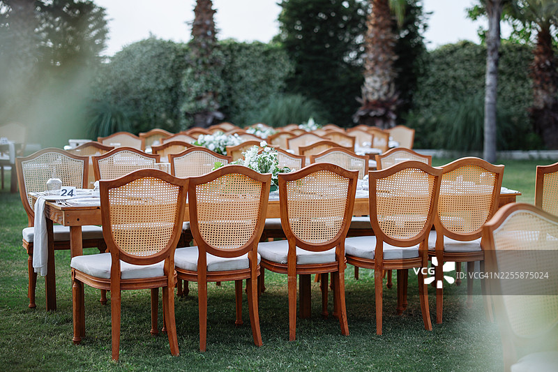 活动派对或婚礼宴会的餐桌布置图片素材