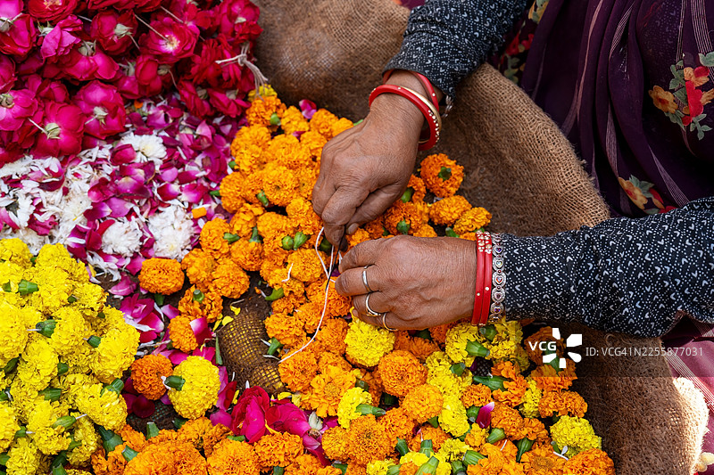 特写：女性手工制作印度花环图片素材