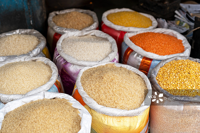 粮仓里的各种谷物和豆类图片素材