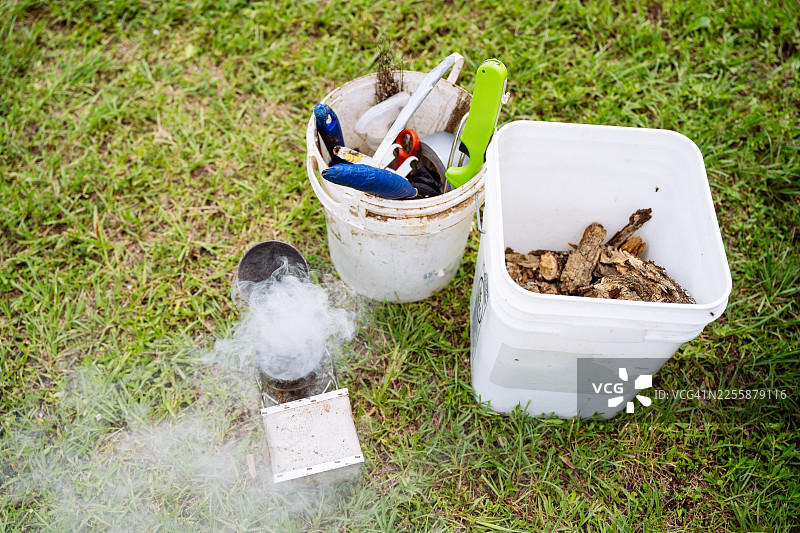 美国养蜂人正在采集有机蜂蜜图片素材