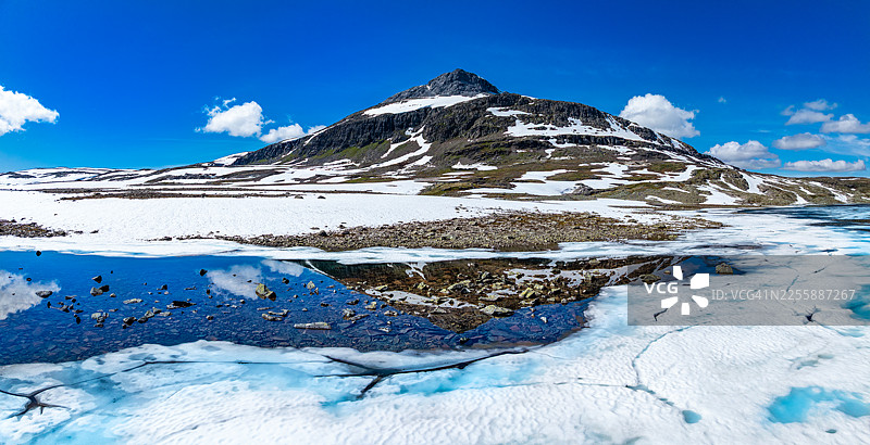 挪威奥兰兹山脉风景公路上的霍姆斯瓦特内特融冰湖图片素材