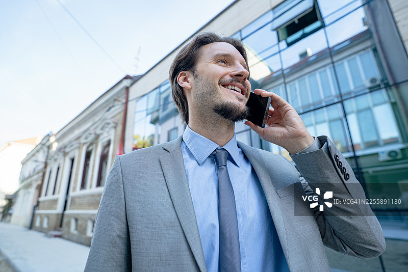 英俊的年轻商人正在打电话图片素材