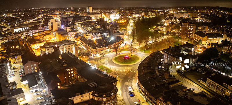 英国北约克郡哈罗盖特市中心街道和建筑的冬季航拍图。使用0类无人机拍摄。图片素材