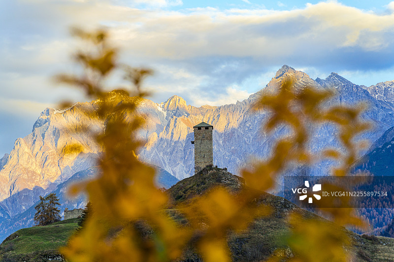 秋叶环绕的古老塔楼，恩加丁图片素材