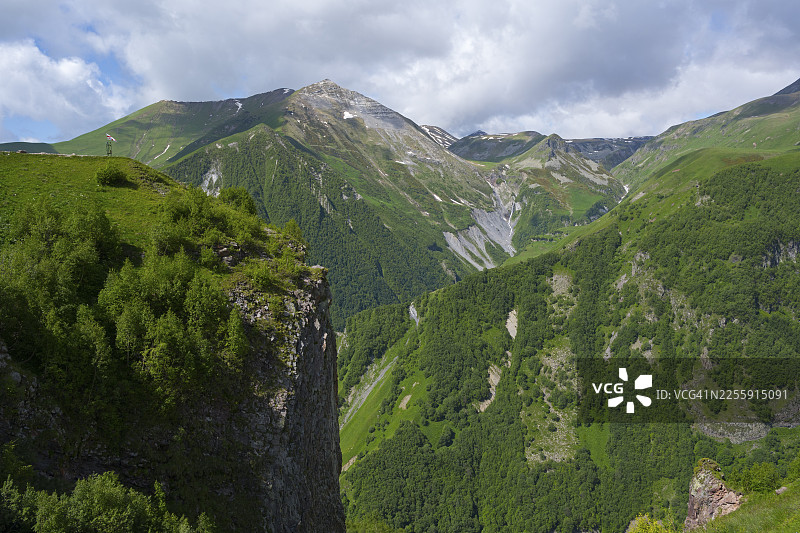蓝天白云下的青山，宁静夏日大自然风光，格鲁吉亚军事大道古多里与十字山口之间的山地景观，雪赫塔山，姆茨赫塔-姆季阿涅季大区，大高加索山脉，格鲁吉亚图片素材