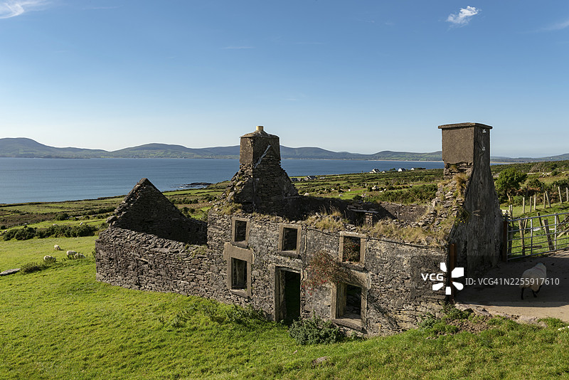 爱尔兰农舍遗址，凯里环线，伊维拉半岛，凯里郡，爱尔兰图片素材