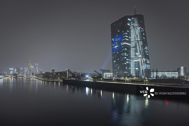 为庆祝保加利亚于2026年1月1日引入欧元，位于德国黑森州法兰克福的欧洲中央银行（ECB）总部的外墙将上演灯光秀。图片素材