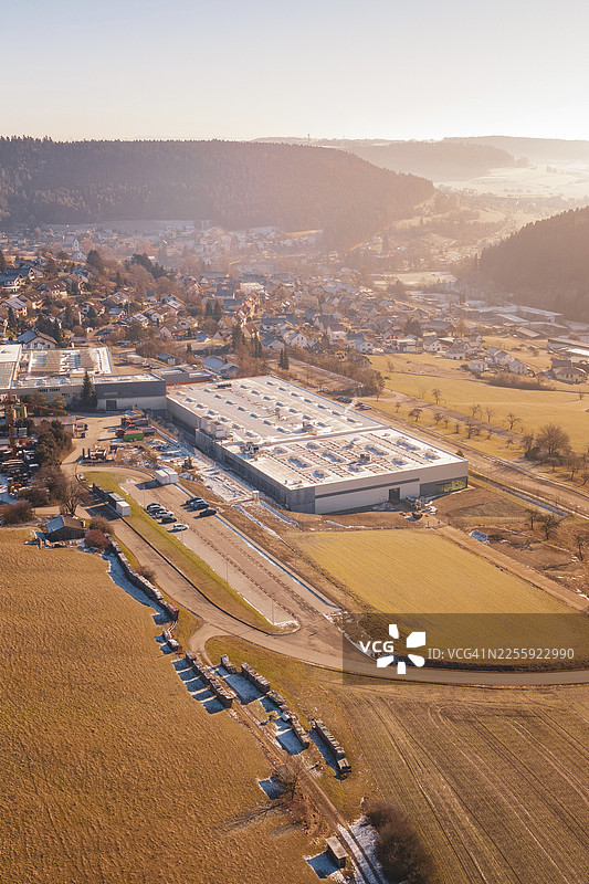 德国弗洛伊登施塔特区格拉滕的乡村丘陵地区的工业建筑图片素材