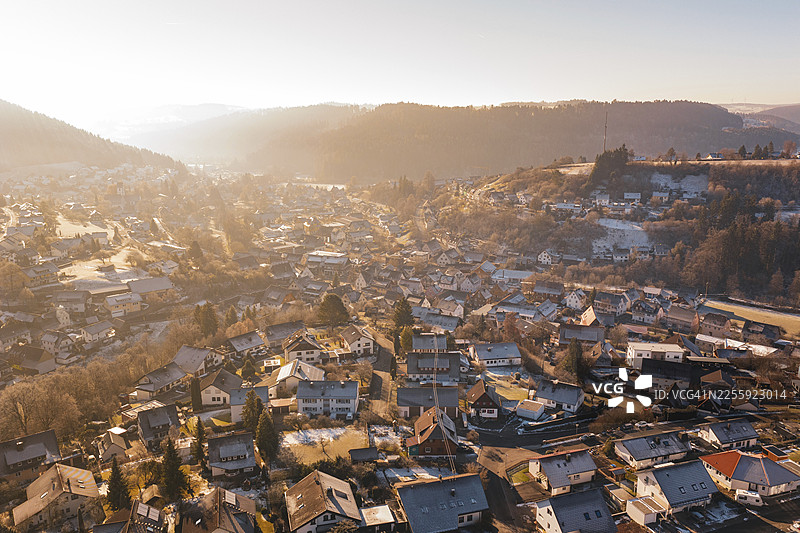 德国弗罗伊登施塔特区格拉滕冬季村庄景色，可清晰俯瞰周边地区图片素材