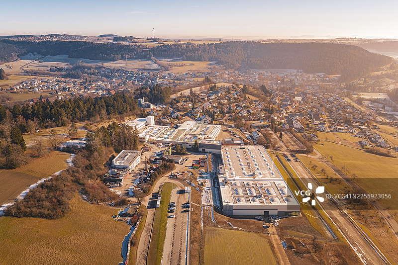 德国弗罗伊登施塔特区格拉滕镇附近，冬季丘陵地貌中的工业区图片素材