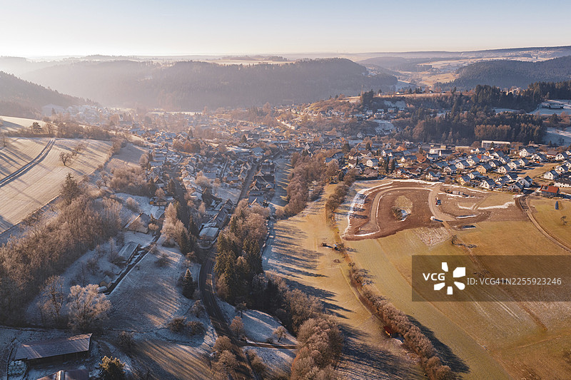 清晨阳光下的雪村，位于德国弗罗伊登施塔特县格拉滕图片素材