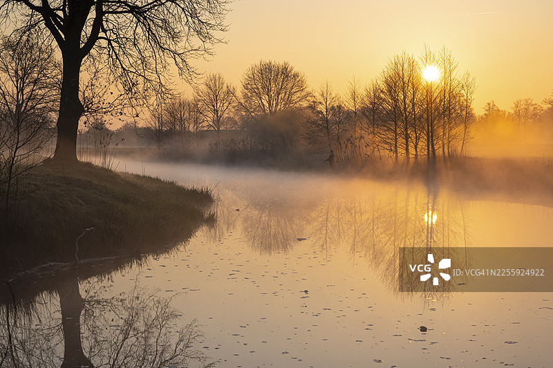 下萨克森州代尔门霍斯特地区亨特河畔的日出图片素材