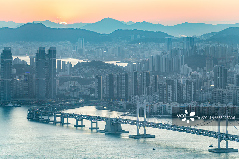 韩国釜山，黄昏时分的广安大桥城市天际线图片素材