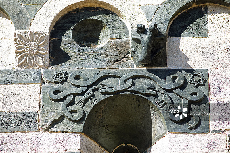 法国科西嘉岛上科西嘉省贝文科谷圣米歇尔·德·穆拉托罗马式教堂（San Michele de Murato）的立面细节，地中海图片素材