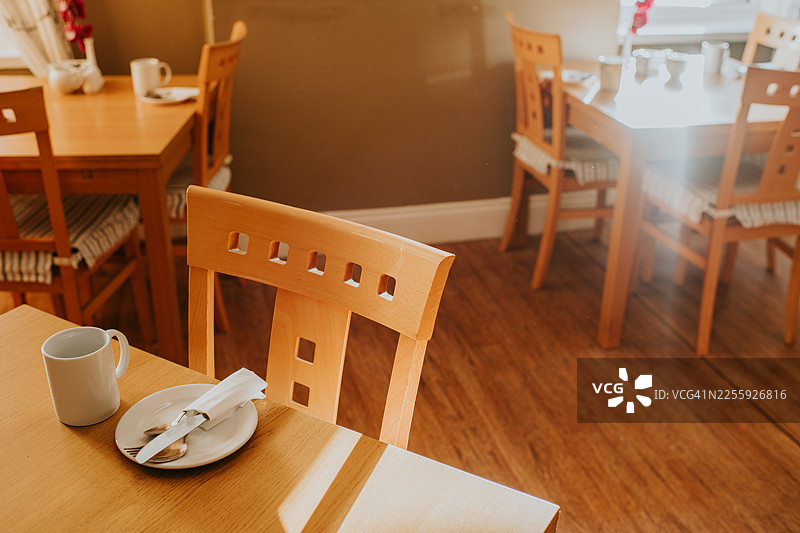 一家老式本地茶馆的简易餐桌摆设图。图片素材