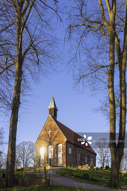 德国下萨克森州韦斯马施地区霍勒区韦斯廷的霍勒桑德贝格圣狄奥尼西乌斯教堂图片素材