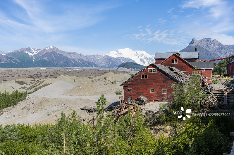 位于阿拉斯加州美国温盖尔圣伊莱亚斯国家公园内的科尼科特铜矿国家历史地标，红色的科尼科特建筑坐落在群山之中，科尼科特选矿厂负责从开采的岩石中提取铜。图片素材