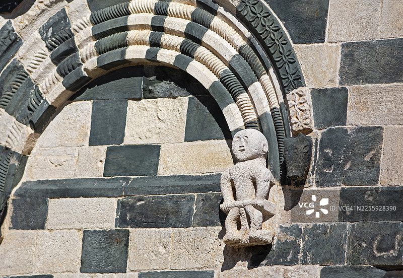 法国科西嘉岛上科西嘉省比文科山谷圣米歇尔德穆拉托罗马式教堂的门户细节图片素材