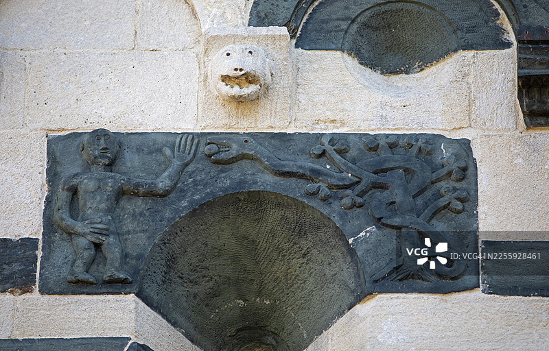 法国科西嘉岛上科西嘉省上科尔西嘉省贝文科谷圣米歇尔德穆拉托罗马式教堂的立面细节，地中海图片素材