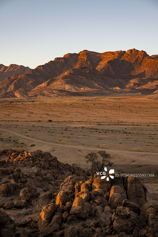 纳米比亚达马拉兰埃龙戈地区，晨光下的布兰德堡沙漠景观，日出时分图片素材