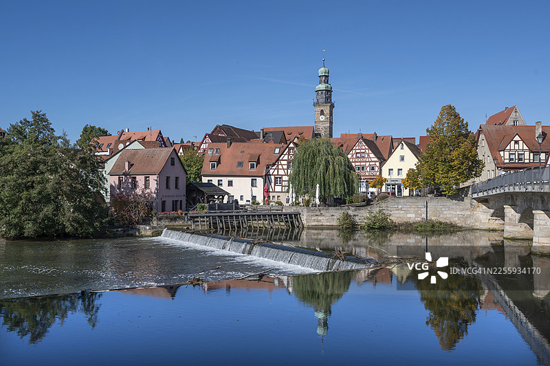 德国巴伐利亚州纽伦堡行政区劳夫镇，圣约翰教堂和佩格尼茨河的老城景观图片素材