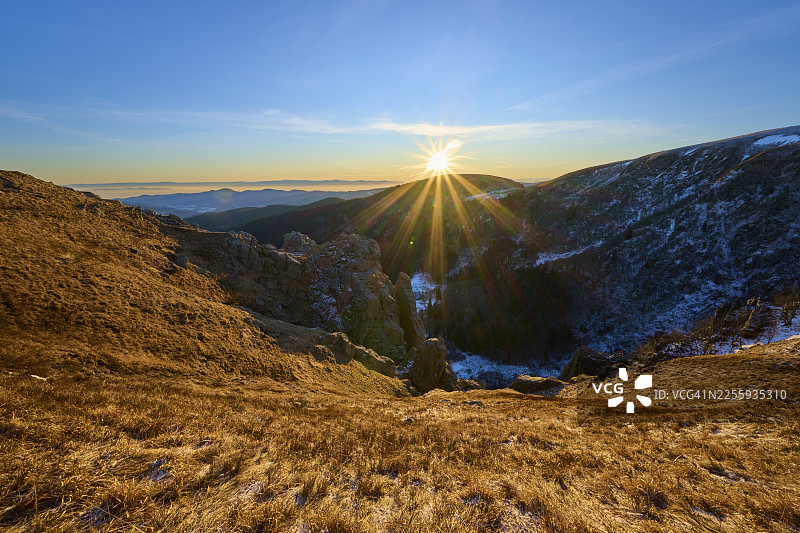 强烈的阳光照耀着群山景色，湛蓝的天空和开阔的视野，莱茵河谷、马丁斯万德、弗兰肯塔尔、孚日山脉、法国的景色图片素材