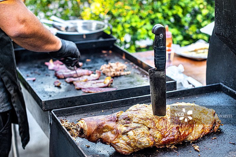 烤烟熏猪腿。烧烤。阿萨多。阿根廷传统美食。图片素材
