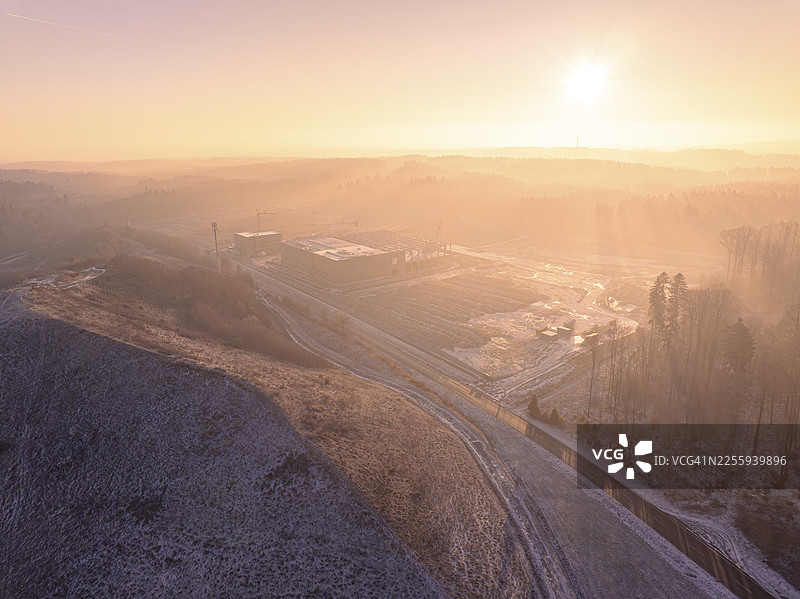 晨光中的山丘，被薄雾环绕，老旧堆积物，光伏开放空间电站的建筑工地，林登莱恩，卡尔夫，德国图片素材