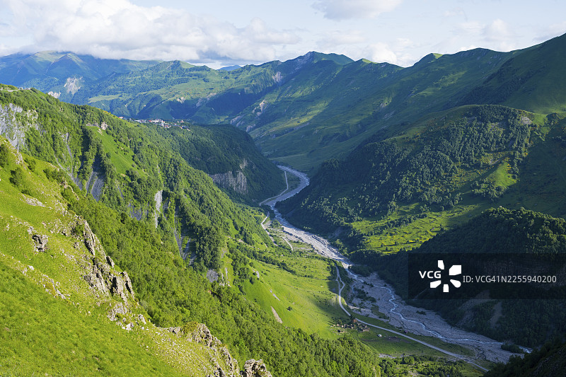格鲁吉亚高加索山脉姆茨赫塔-姆蒂亚涅蒂地区古多里附近的壮丽全景，绿色的山脉和河流山谷被丰富的自然环绕，白阿拉瓜河风光，格鲁吉亚军事公路图片素材