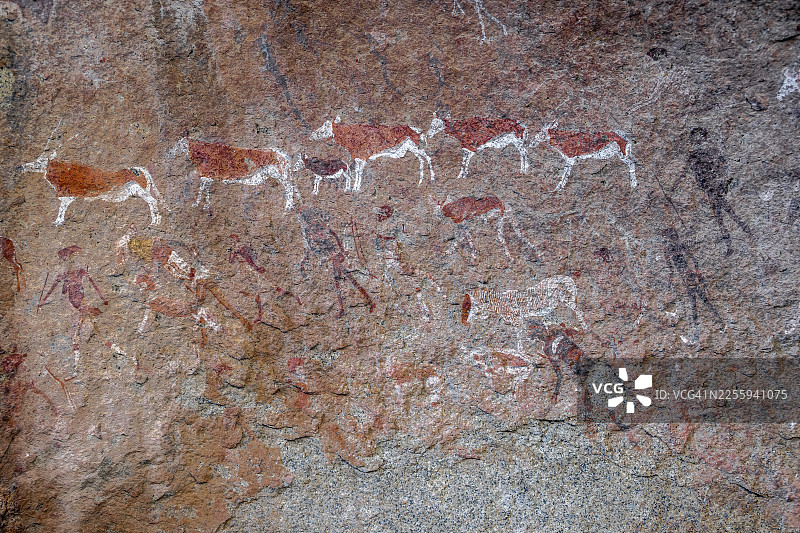 白女士岩画，白女士画，猎人和动物的描绘，麦克岩石庇护所的岩画，西萨布峡谷，布兰德堡，埃龙戈，纳米比亚图片素材