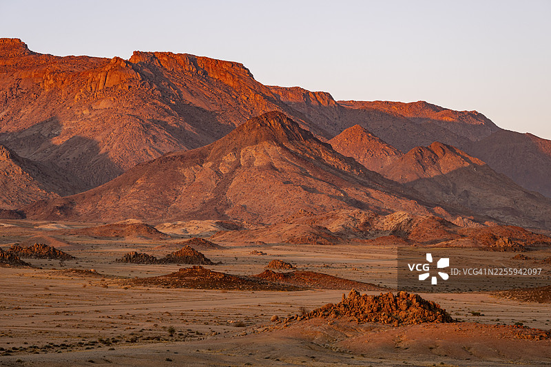 晨光中的沙漠景观，布兰德堡山日出，埃龙戈，达马拉兰，纳米比亚图片素材