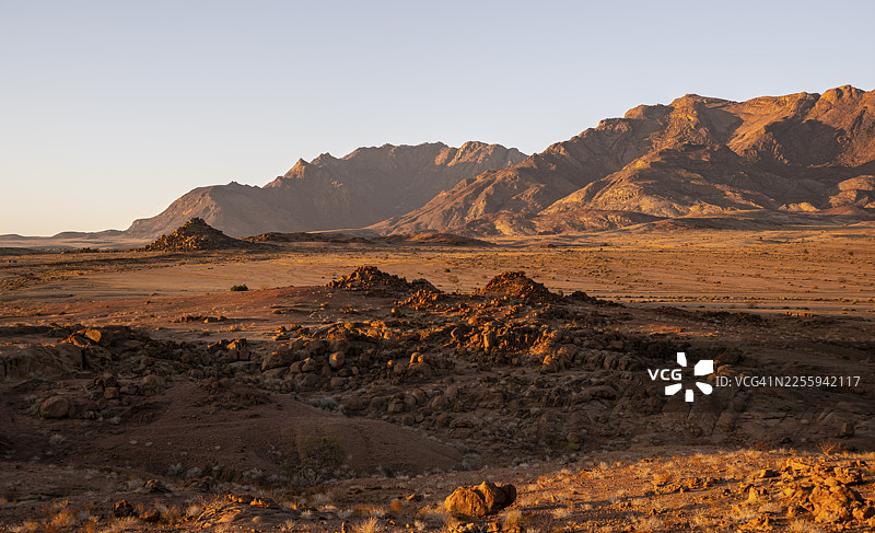 晨光中的沙漠景观，勃兰登堡山日出时分，埃龙戈，达马拉兰，纳米比亚图片素材