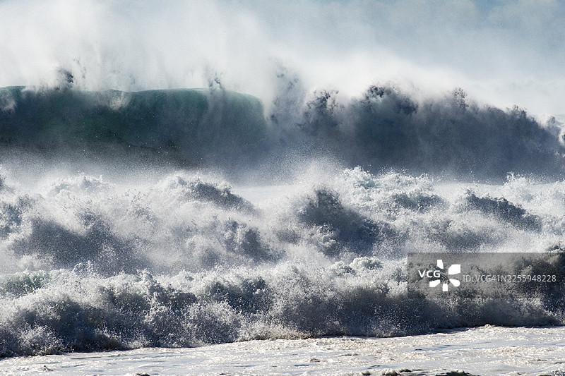 马德拉岛，贾尔丁杜马尔，葡萄牙马德拉的海浪图片素材