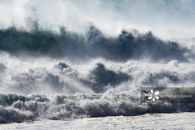 马德拉群岛，贾丁杜马尔，马德拉，葡萄牙的海浪图片素材