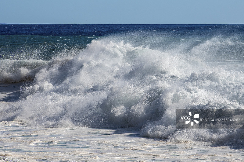 葡萄牙马德拉岛，贾尔迪姆杜马尔，马德拉岛海浪图片素材