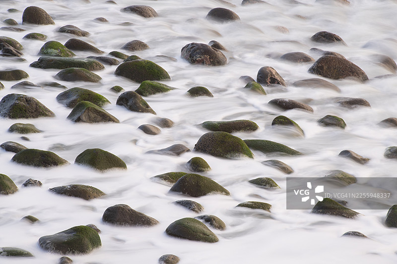 马德拉海岸的海浪泡沫中的石头，水，海洋，马德拉，花园，葡萄牙图片素材