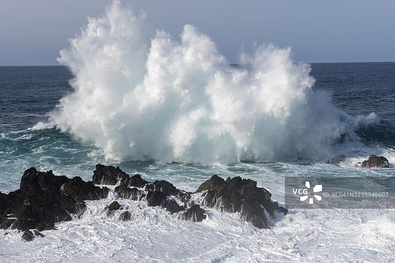 马德拉岛，莫尼什港，葡萄牙马德拉岛的海浪图片素材