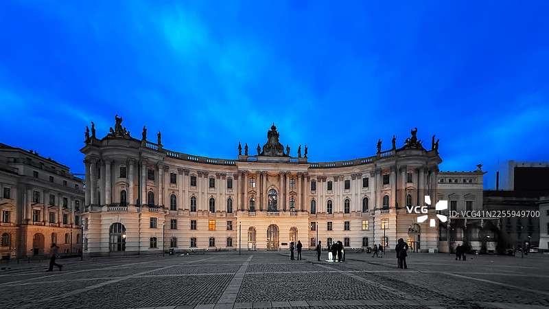 柏林洪堡大学（HU Berlin）的法学院（原主图书馆）位于柏林中部米特区的倍倍尔广场，在蓝色时刻拍摄。德国图片素材