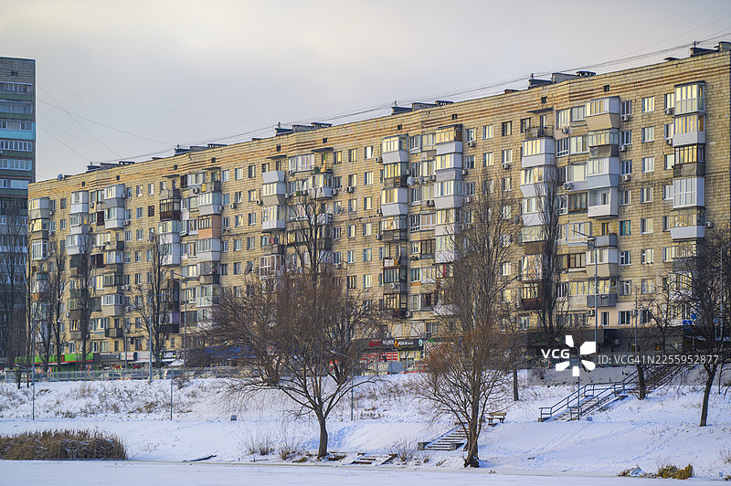 下雪的冬日里，鲁萨尼夫卡住宅区的建筑图片素材