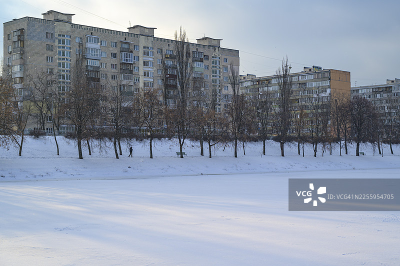 一个人走在基辅市雪后的公园里图片素材